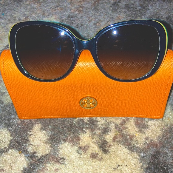 Tory Burch Vintage style sunglasses!